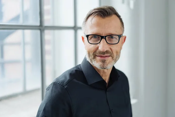 Retrato Cerca Hombre Mediana Edad Con Camisa Negra Anteojos Mientras —  Fotos de Stock