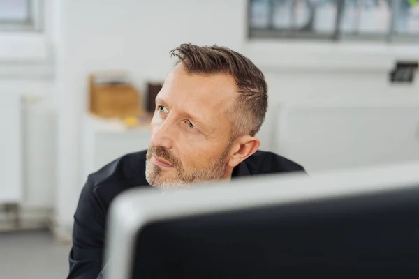 Nachdenklicher Geschäftsmann Der Mit Ernster Miene Über Einen Großen Desktop — Stockfoto