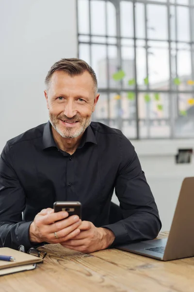 Leende Glada Affärsman Hålla Mobiltelefon När Han Sitter Laptop Sitt — Stockfoto