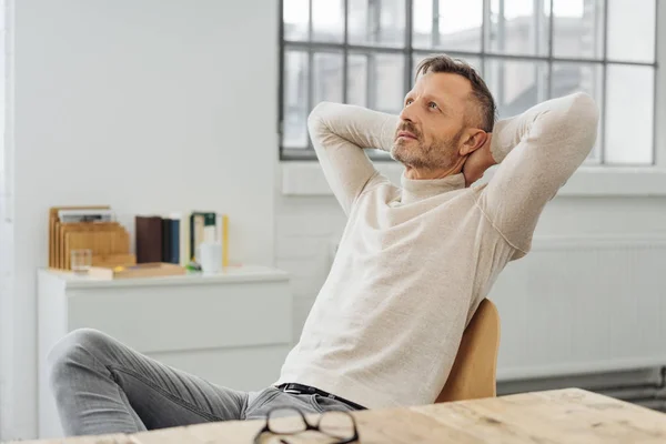 Man Lutar Sig Tillbaka Stol Med Händerna Bakom Huvudet Tittar — Stockfoto