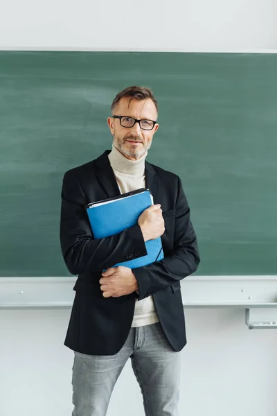 Kendine Güvenen Zeki Erkek Öğretmen Profesör Ayakta Önünde Bir Klasör — Stok fotoğraf