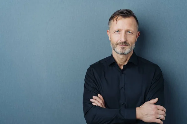 Homme Sérieux Âge Moyen Avec Les Bras Croisés Une Expression — Photo