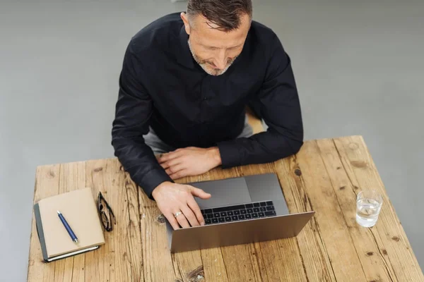 Visão Alto Ângulo Homem Meia Idade Usando Laptop Durante Trabalho — Fotografia de Stock