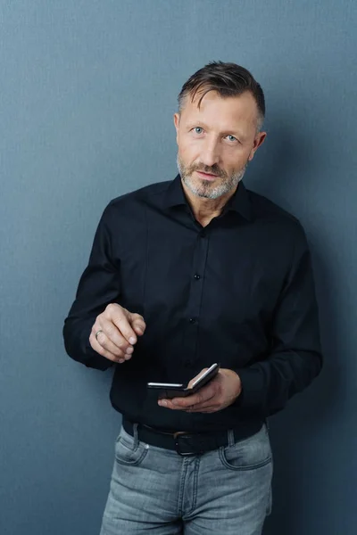 Ernsthafte Nachdenkliche Geschäftsmann Hält Ein Smartphone Die Kamera Mit Einem — Stockfoto