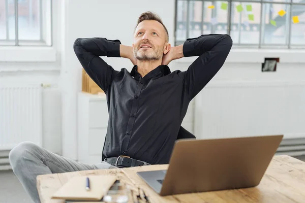 Erfolgreicher Geschäftsmann Sitzt Beim Nachdenken Über Ein Problem Oder Eine — Stockfoto