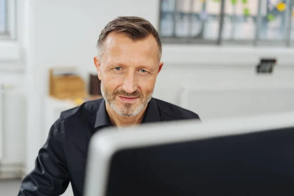 Zakenman Blik Bovenkant Van Zijn Monitor Camera Met Een Doordachte — Stockfoto