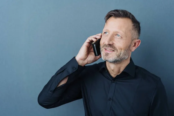Studio Skott Porträtt Medelålders Man Som Leende Medan Talar Mobiltelefon — Stockfoto