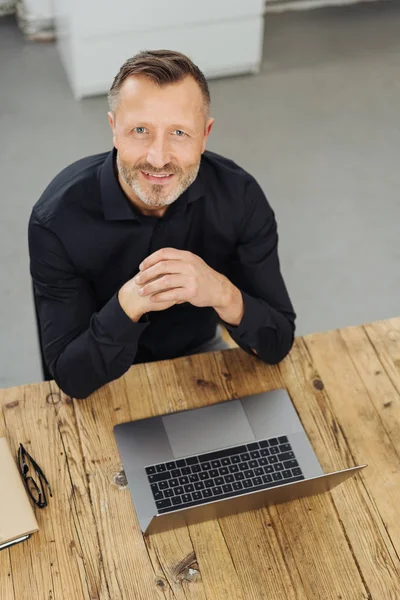 Affärsman Office Tabell Med Laptop Sitter Tittar Upp Kameran Med — Stockfoto