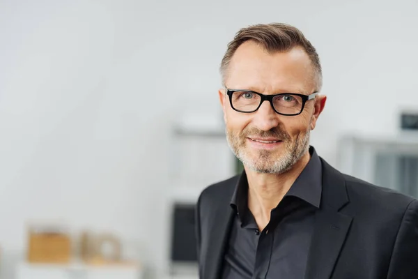 Geschäftsmann Mittleren Alters Mit Brille Lächelt Die Kamera Einem Porträt — Stockfoto