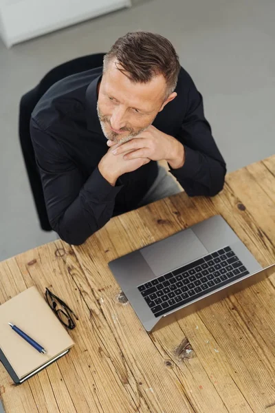 Visão Geral Empresário Atencioso Sentado Sua Mesa Escritório Com Laptop — Fotografia de Stock