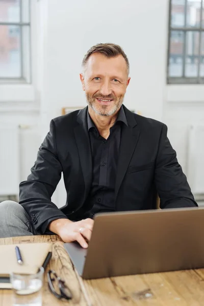 Confident Manager Working Laptop Computer Bright Office Looking Camera Friendly — Stock Photo, Image