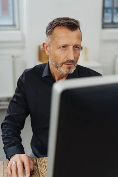 Besorgter Geschäftsmann Starrt Konzentriert Auf Seinen Desktop Monitor — Stockfoto