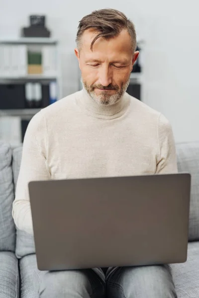 Muž Středního Věku Sedí Doma Gauči Přenosném Počítači Zadáním Informací — Stock fotografie