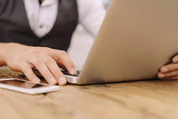 Empresario trabajando en una computadora portátil — Foto de Stock