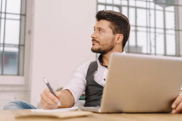 Affärsman som tittar upp för att lyssna till en kollega — Stockfoto