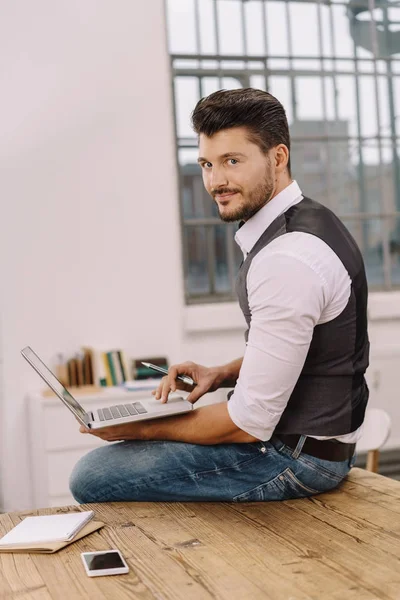 Portrait de jeune homme barbu souriant — Photo