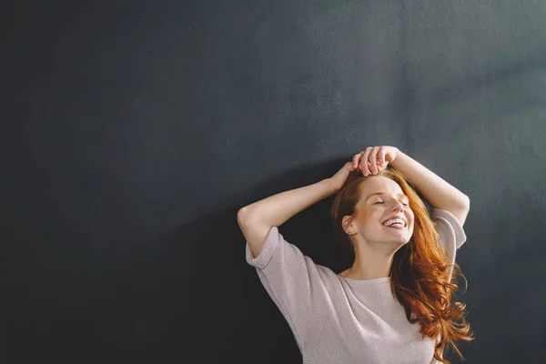 Jeune rousse femme — Photo