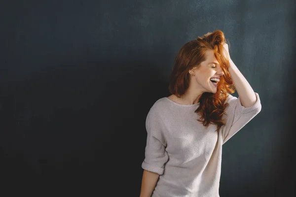 Mulher ruiva jovem — Fotografia de Stock