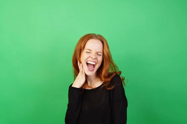 Jeune femme aux cheveux roux riant — Photo