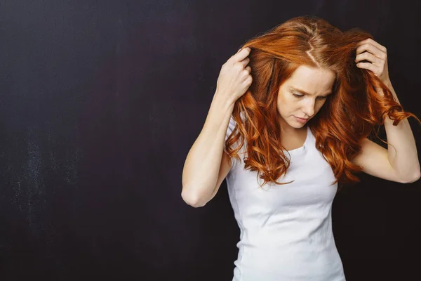 Giovane donna con lunghi capelli rossi — Foto Stock