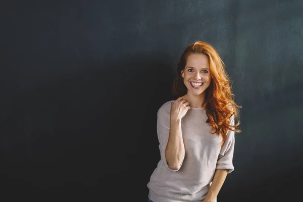 Felice vivace giovane rossa donna — Foto Stock