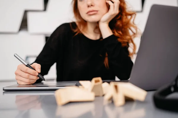 Verveeld creatieve jonge vrouw — Stockfoto