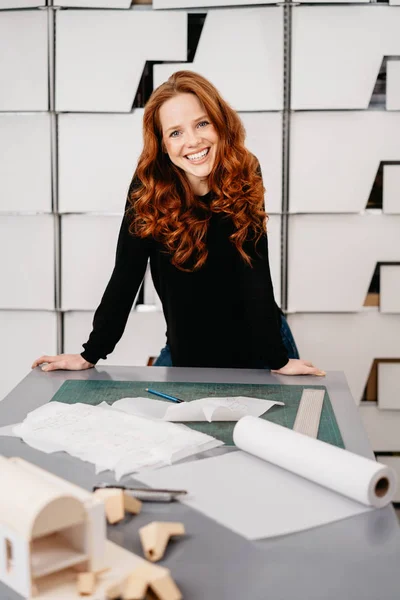 Mujer amistosa feliz — Foto de Stock