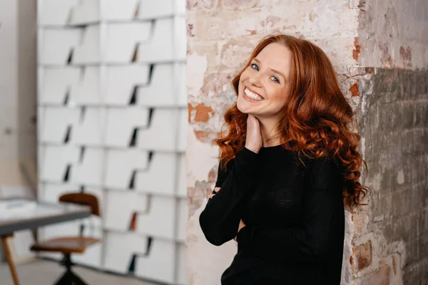 Mujer pelirroja feliz sonriendo — Foto de Stock