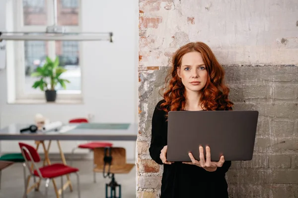 Kobieta stojąca przy laptopie — Zdjęcie stockowe