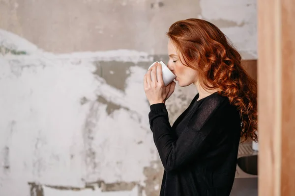 Giovane rossa donna — Foto Stock