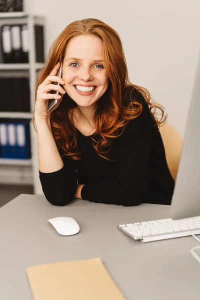 Jolie jeune femme d'affaires vivace — Photo