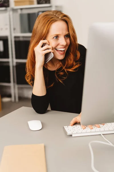 Excited businesswoman gawping — Stock Photo, Image