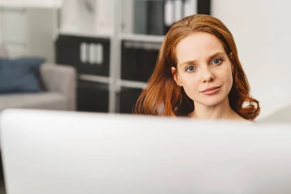 Porträt einer jungen Frau — Stockfoto