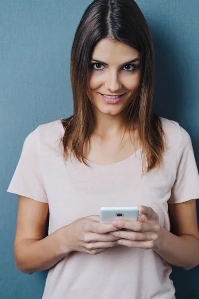 Mujer Sonriente Reflexiva Usando Teléfono Móvil Mirando Cámara Una Vista — Foto de Stock