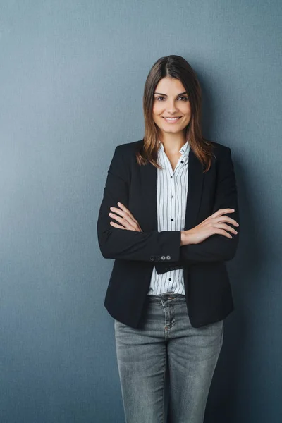 Selbstbewusste Entspannte Junge Berufsfrau Die Mit Verschränkten Armen Vor Dunkelgrauem — Stockfoto