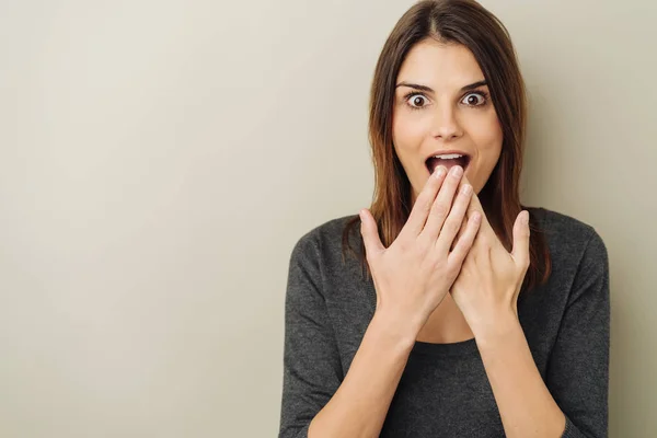 Verbaasd Jonge Vrouw Een Witte Achtergrond Met Kopie Ruimte Staren — Stockfoto