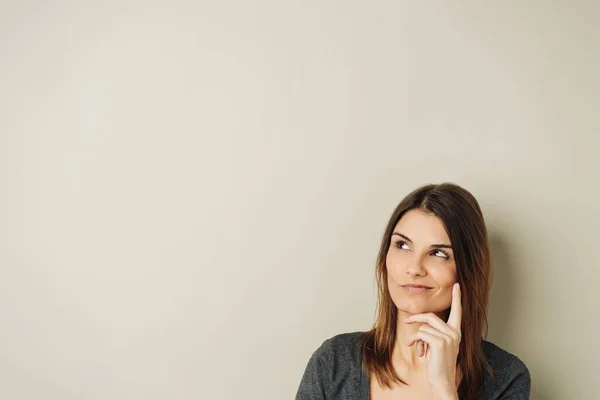 Retrato Estudio Una Joven Creativa Mirando Hacia Arriba Mientras Piensa —  Fotos de Stock