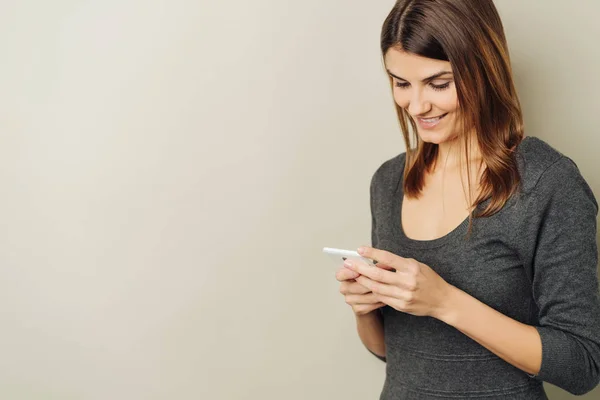 Lächelnde Frau Liest Ihre Sms Auf Ihrem Handy Mit Einem — Stockfoto