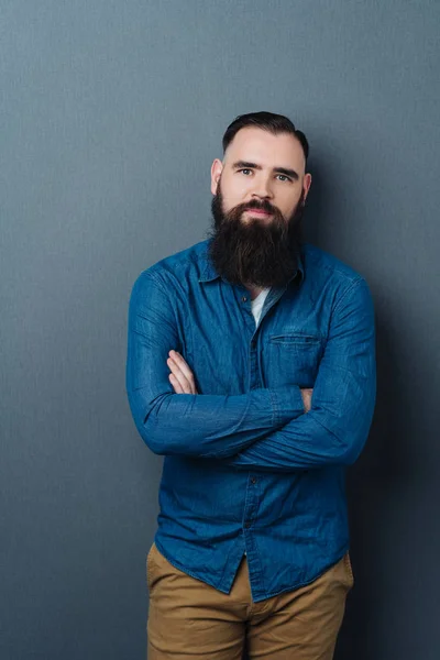 Homme Barbu Sérieux Regardant Caméra Debout Sur Fond Sombre Studio — Photo