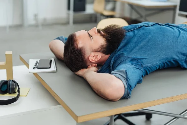 Pria Berjenggot Berbaring Meja Kantor Selama Istirahat — Stok Foto