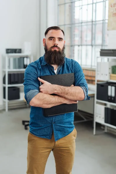 Säkra Skäggig Man Fritidskläder Stående Ett Kontor Som Stirrar Intensivt — Stockfoto