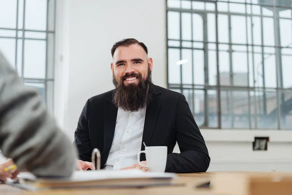 Усміхнений Бородатий Бізнесмен Зустрічі Колегою Яскравому Просторому Офісі Плечі — стокове фото