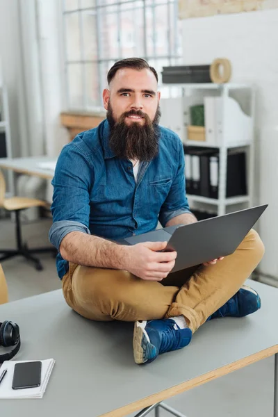 Портрет Бородатого Мужчины Сидящего Рабочем Столе Время Работы Ноутбуком Лицензионные Стоковые Фото