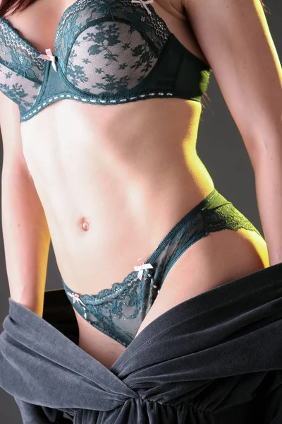 Torso feminino em lingerie verde — Fotografia de Stock