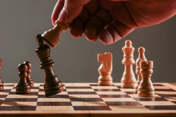 Beyaz hareket eder ve kazanmak