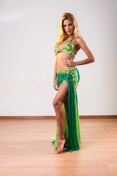 Genç sarışın dansçı kameraya bakıyor.