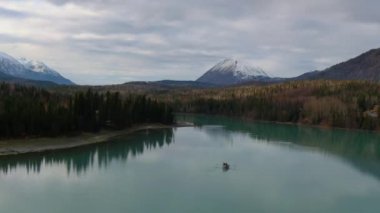 Alaska 'nın Kenai nehrinde balık tutmak 