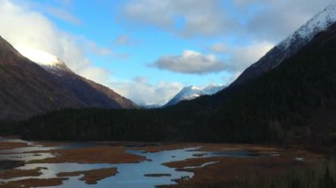Alaska 'nın Chugach dağlarında uçmak