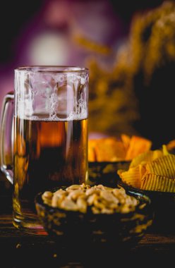 Bira, çerez, parti kavramı, ahşap masa