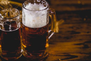 Bira, parti kavramı, ahşap masa